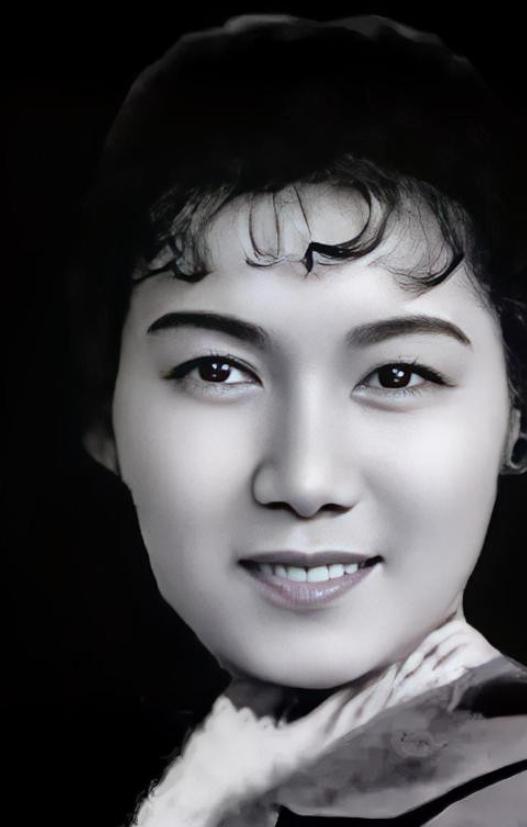 1952年的一天，齐白石已经快90岁了，他不知哪里来的力气，一把将25岁的新凤霞