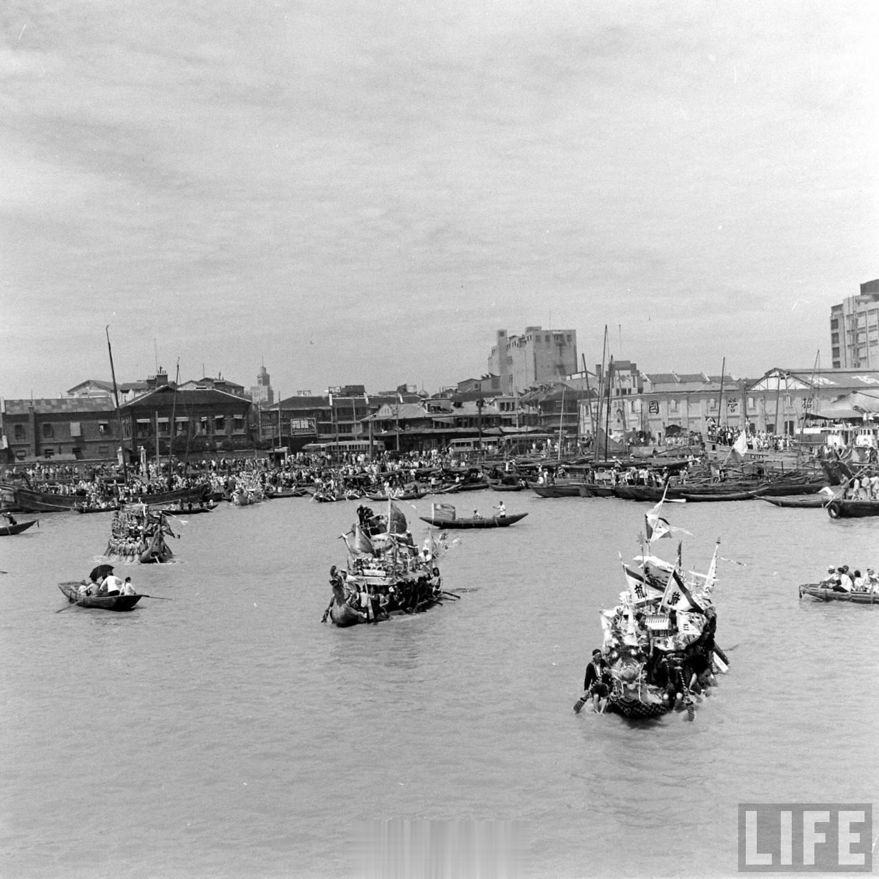 #旧影[超话]# 1948年上海的龙舟比赛 ​​​