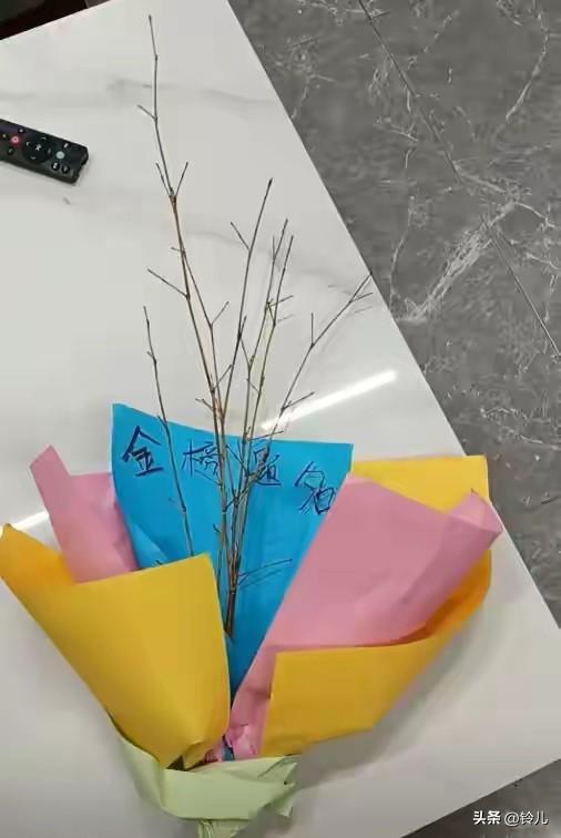 “垃圾堆花束”接考生仪式众象显不同家庭。

中考生妈妈的“垃圾堆”花束火了。这一