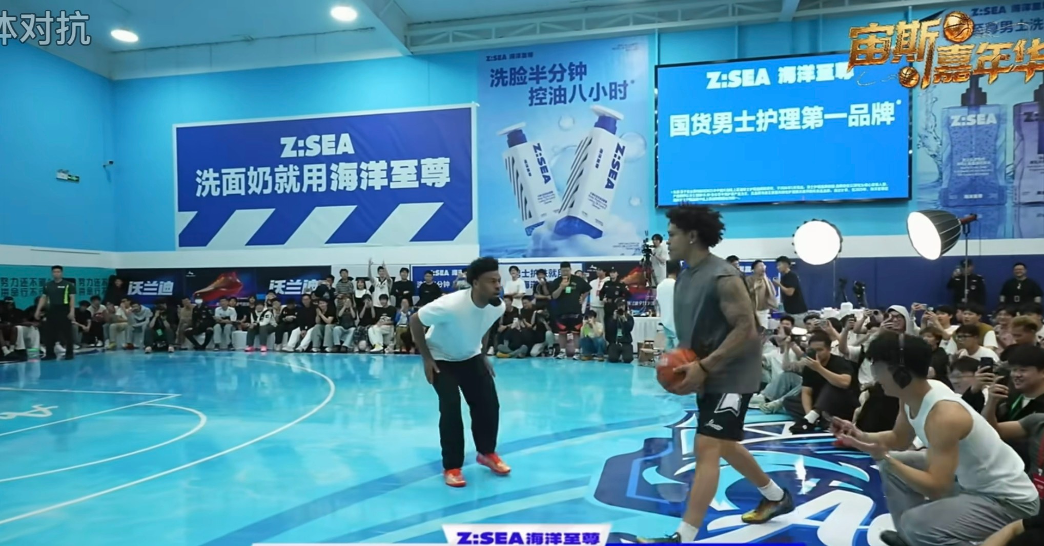库克也来打百分大战了。当职业球员来打野球时，就能看出来他们与普通人的差距有多大，
