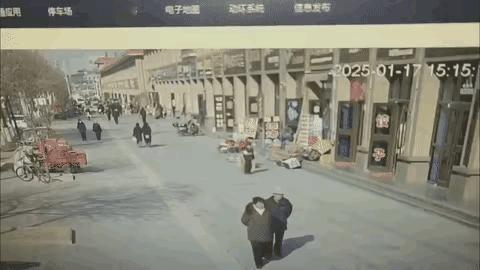 小孩发费，望下水道丢鞭炮，结果引发了爆炸，十分危险