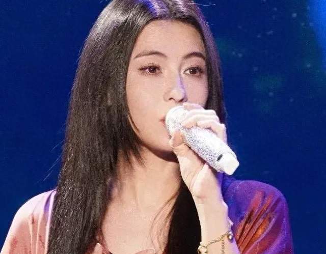 张柏芝现身青岛筹备演唱会！独自带娃8年，终于不再被流言裹挟