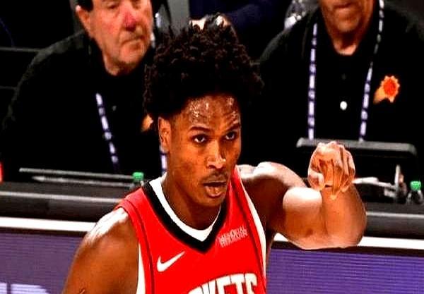 37岁，场均36分钟。火箭的更衣室，没人敢大声说话。
 
杜兰特赛后把脚泡进冰桶