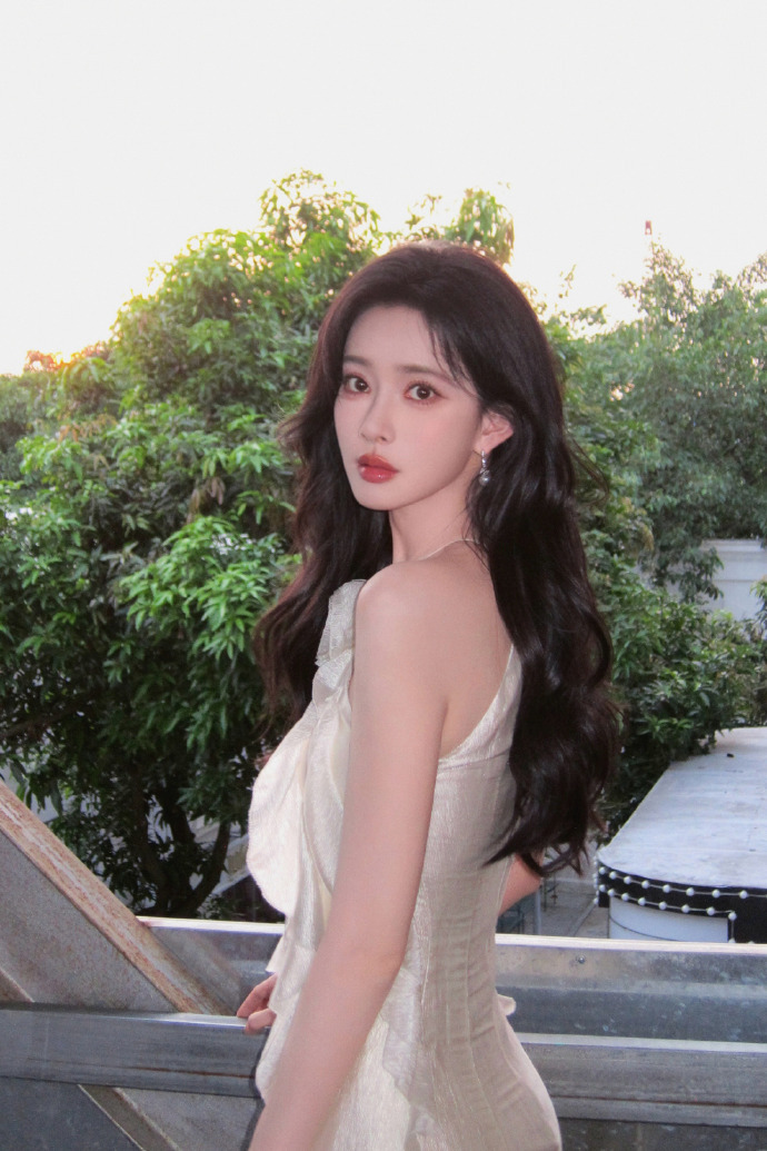 孟子义无尽夏花裙 这个裙子好适合她 这个脸也是太美了 夏日花仙子来的 