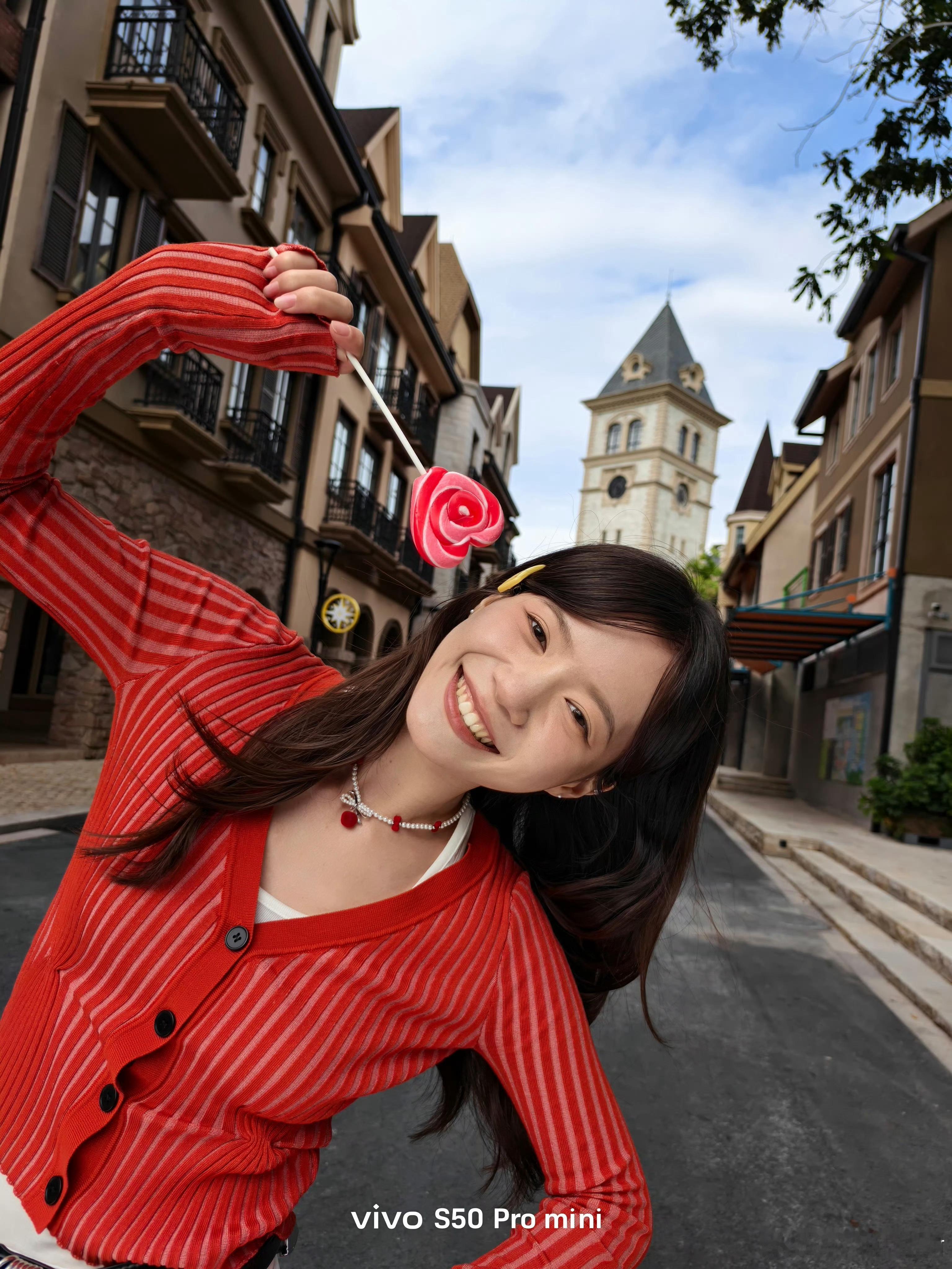 拍人最主要的还是把主体拍好看，用长焦镜头就能突出人物，规避杂乱路人，虚化背景氛围