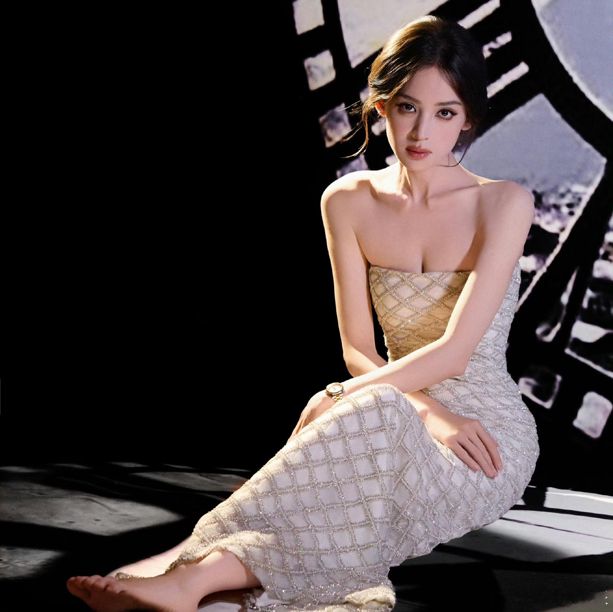 娜扎像是一条发光的美人鱼美人鱼本鱼没错了！娜扎一袭抹胸长裙，盘发精致温婉，生图状