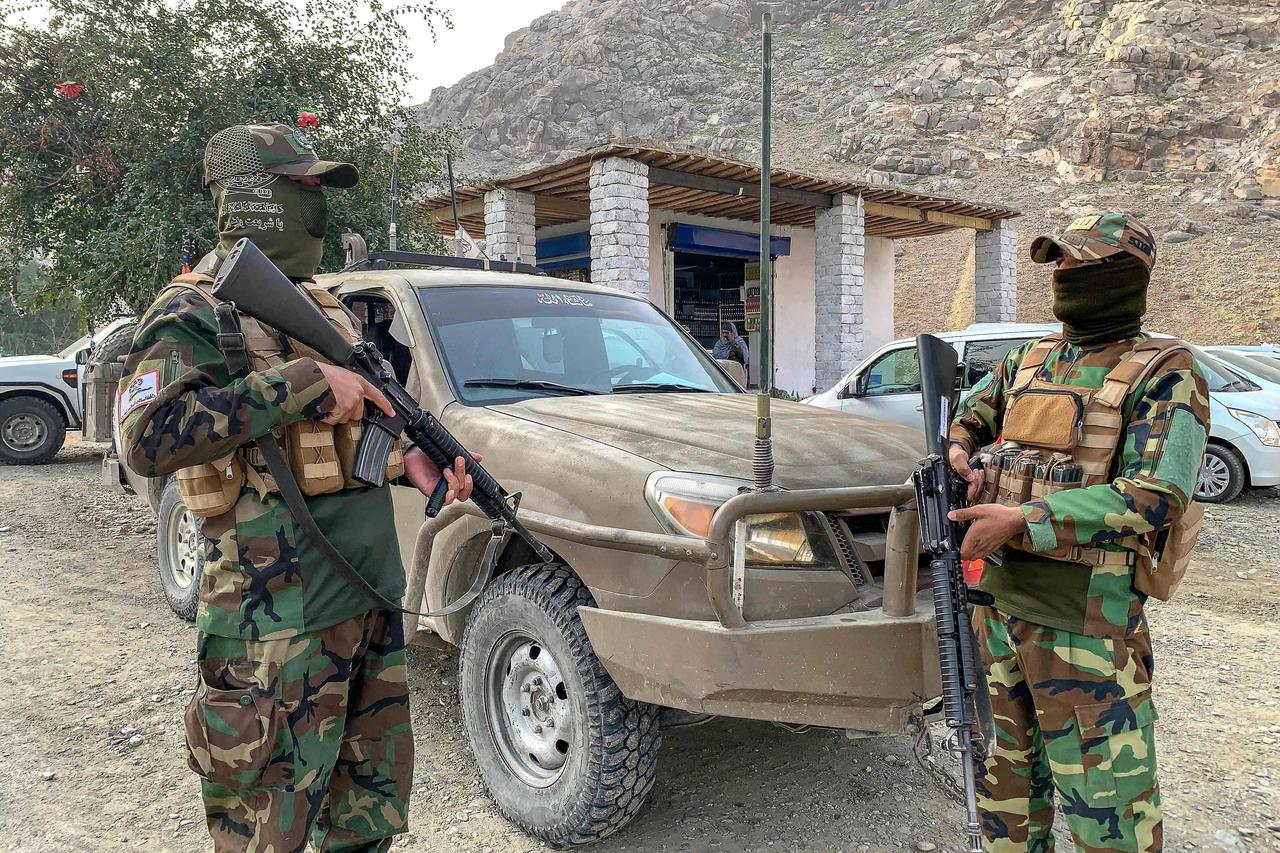 巴基斯坦出动军机轰炸阿富汗首都喀布尔、南部重镇坎大哈及帕克蒂亚省，宣称两国进入“