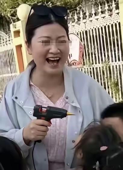 这个事我觉得特别特别恶劣的一点是，那个女老师在伤害孩子的时候，没有一丁点避着其他