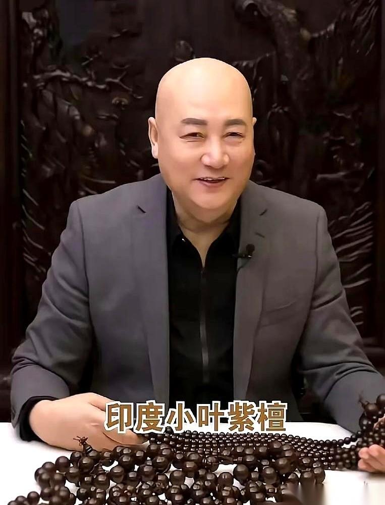 那个演“御弟哥哥”的迟重瑞，又开播了。
镜头里，他身后是红木家具，灯光打得他脸上