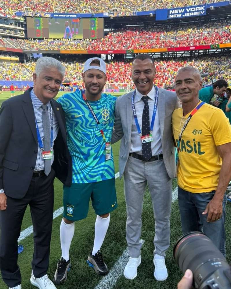 neymar 内马尔与巴西名宿们合影内马尔