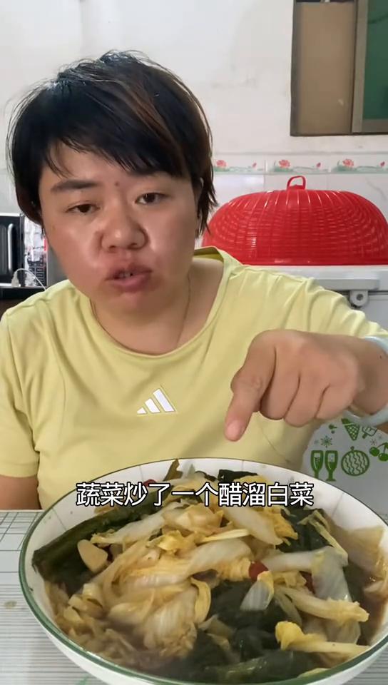 第六天掉了1.1斤，之前掉的多是因为有水分。第六天全天吃蔬菜，早上清炒油麦菜，中
