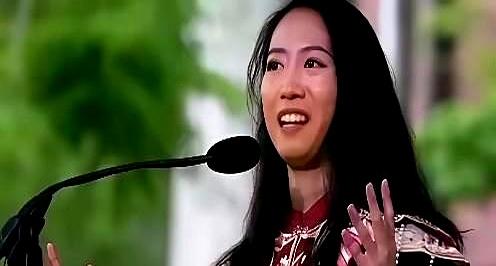 哈佛近400年校史，首个站上毕业演讲台的中国女孩，放着咱们国家7.7亿人脱贫、几