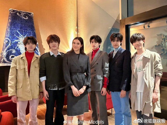 谷爱凌top晚宴同框谷爱凌登陆少年合影星光汇聚的美好时刻！谷爱凌与登陆少年同框定