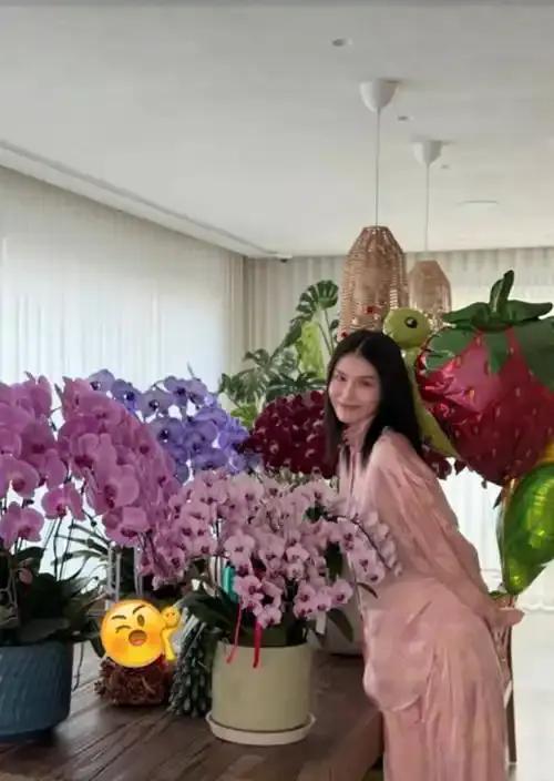 陈伟霆与何穗带着家人在北京共度春节，年味藏在精心布置的细节里。何穗晒出家中照片，