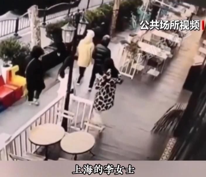 一觉醒来
在餐厅门口摔跤的女子成了全网最大的笑话！
不是因为她找餐厅索赔无果，也