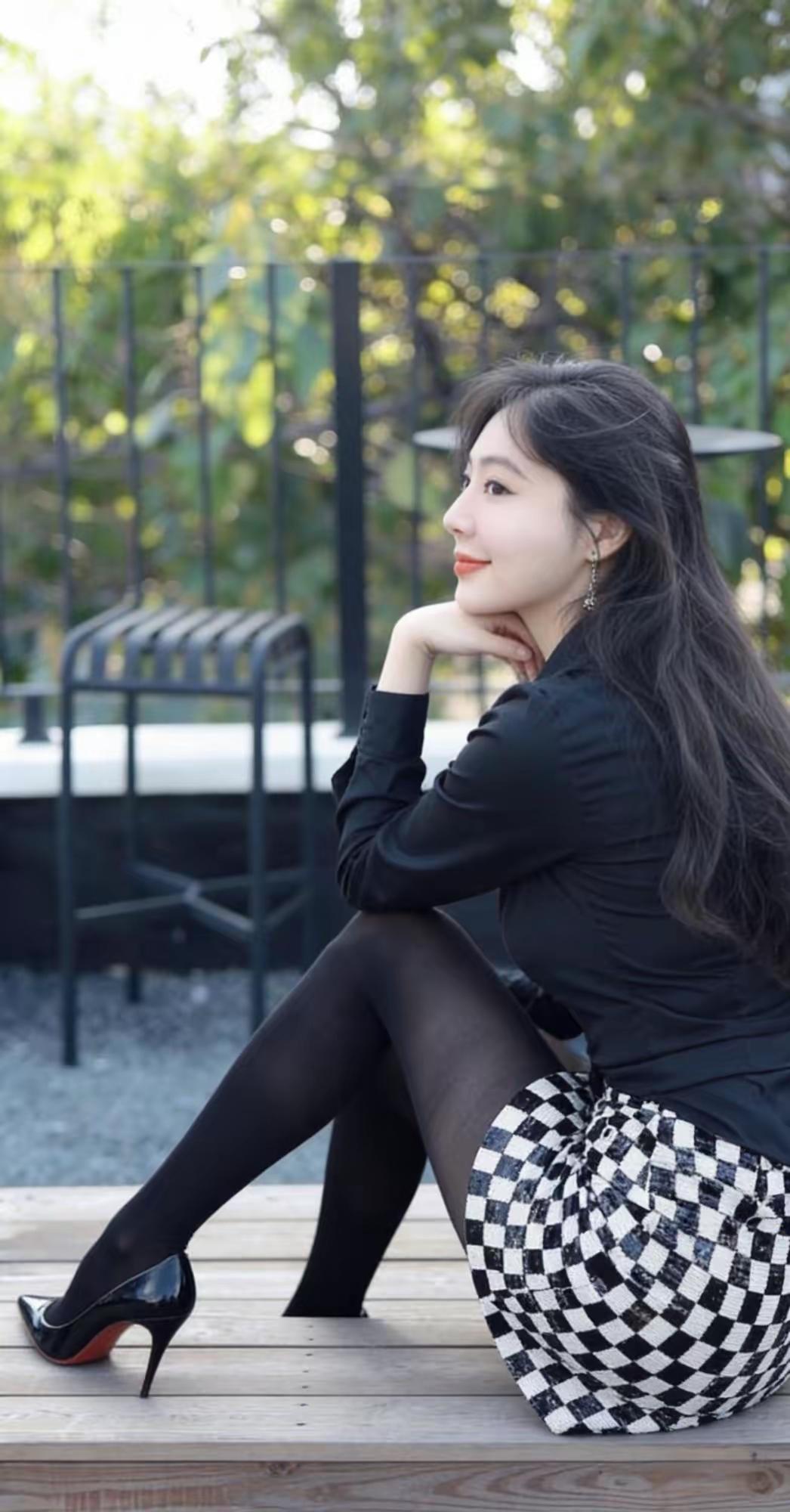 优雅黑裙与格子裙的完美搭配，尽显都市女性魅力！