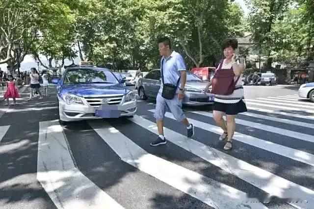 现在的人真的很有素质，懂文明，讲礼貌呀。
今天早上开车遇到红绿灯，在人行道上，我
