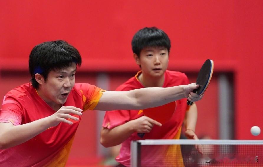 相信很多乒乓球迷都注意到了，在前一个比赛日，也就是乒乓球男团的争冠战当中，国乒男
