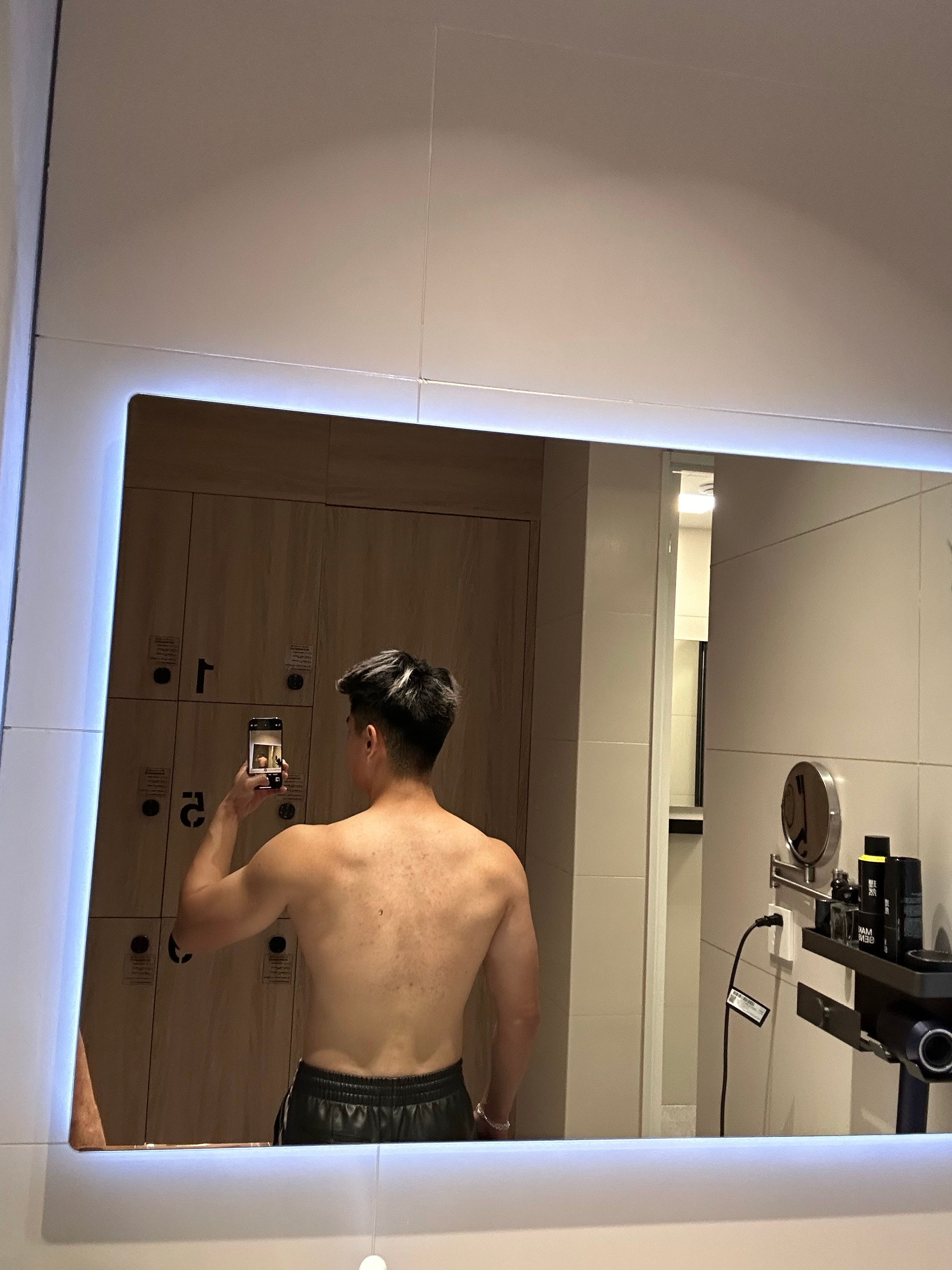 最近脊柱侧弯，拿着引体猛练，效果非常👌聪式生活 ​​​