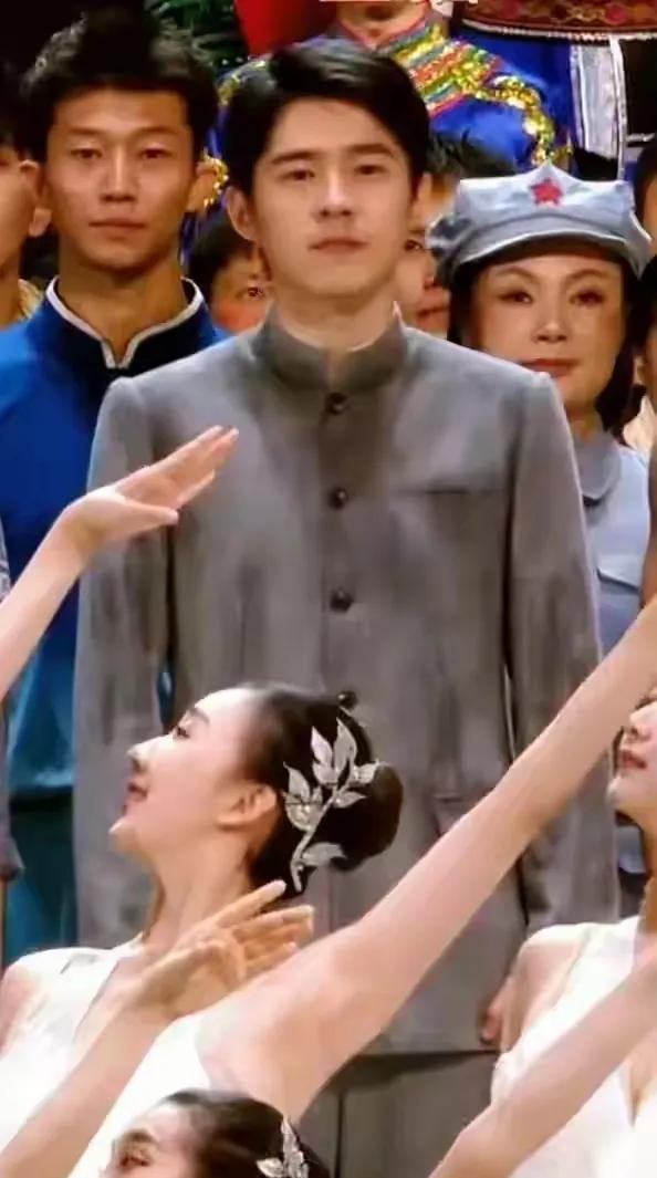 刘昊然在九三文艺晚会上演出，真可谓是“昊然正气”。他本就形象阳光，自带一种青春活