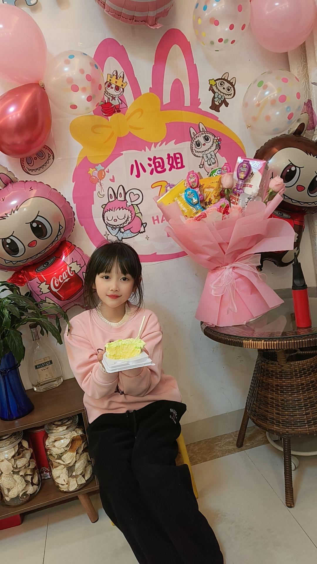 仪式感拉满，15 块钱的蛋糕一个人的份量，幸好老板娘还送了一束零食花，这个生意加