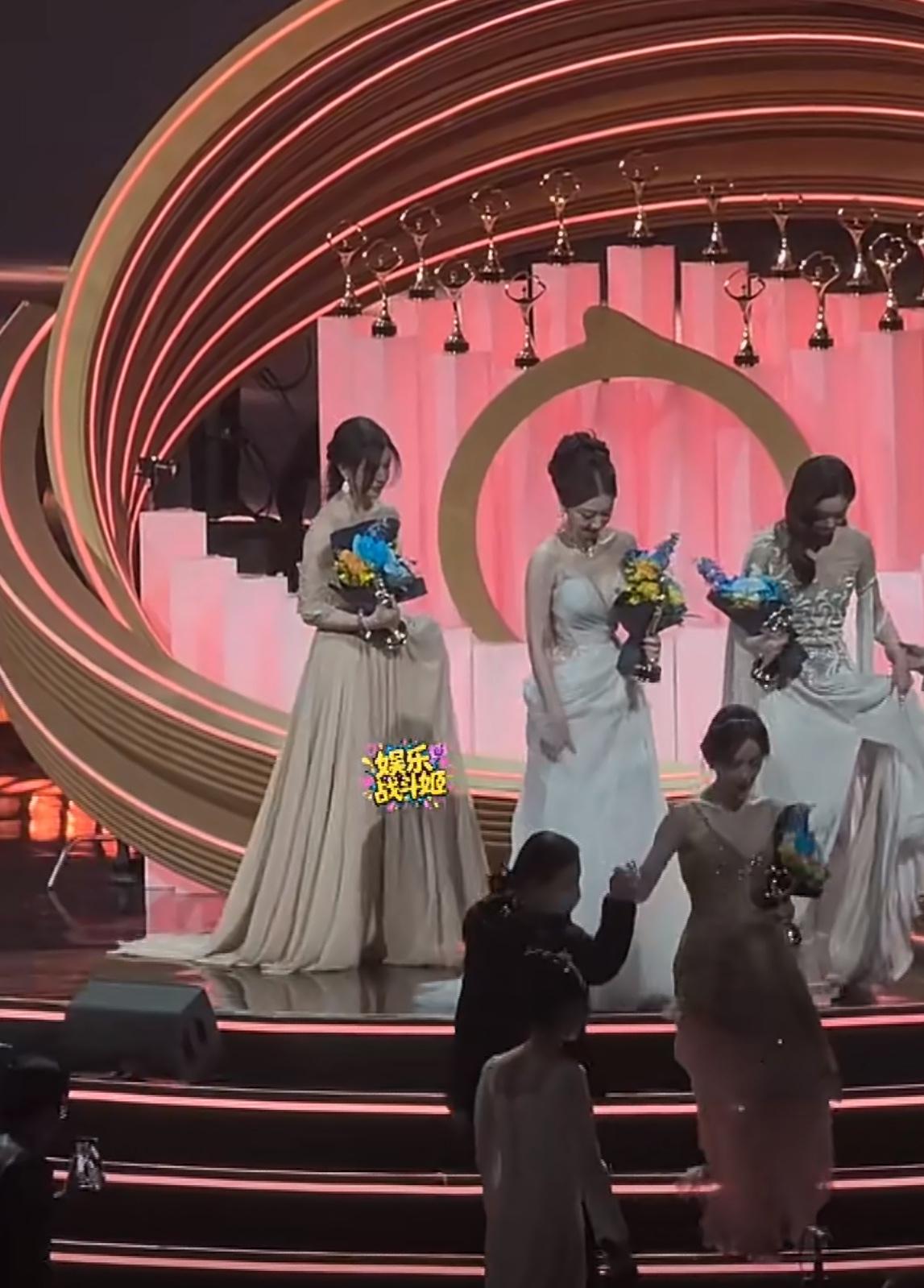 娜扎下台摔倒。
没想到微博之夜盛典上第一个摔倒的竟然是娜扎。
就在娜扎领奖后下台