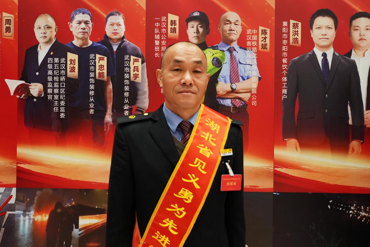 辅警韩靖和列车员陈才斌应该受到隆重表彰，被湖北省授予“湖北省见义勇为先进群体”称