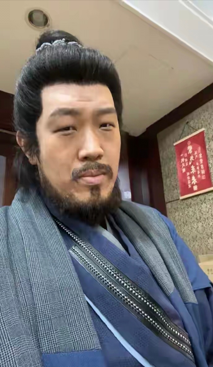 《庆余年》身高2.16米演员在山西一景区NPC，坦言影视行业机会收缩、家庭经济压