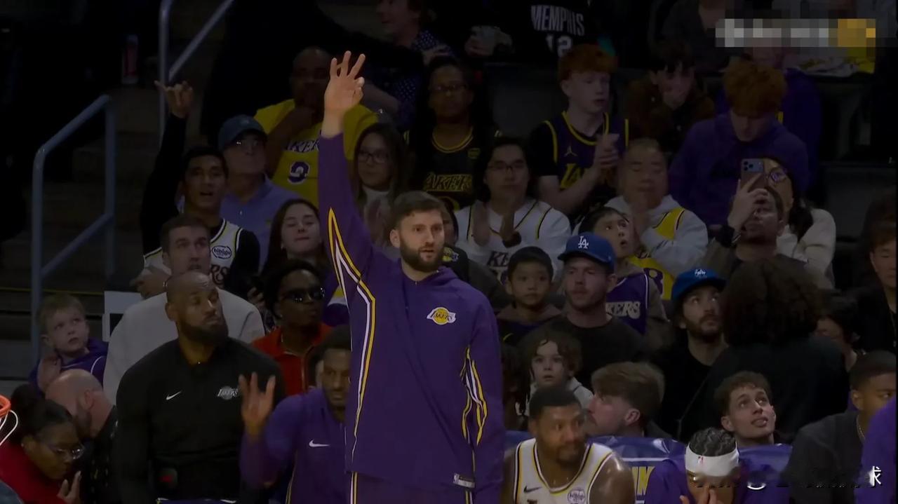 湖人大将克勒贝尔真是彻底的凉凉了！在今天湖人主场以120:114力克灰熊的比赛中