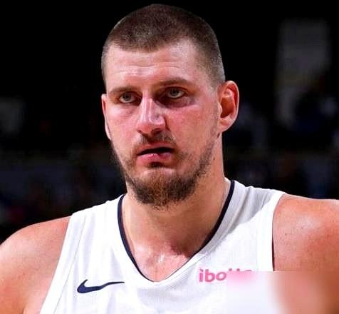 看约老师打球，总有种奇怪的安心感。
他颠颠儿地跑，看着比谁都慢，也没啥劲爆的动作