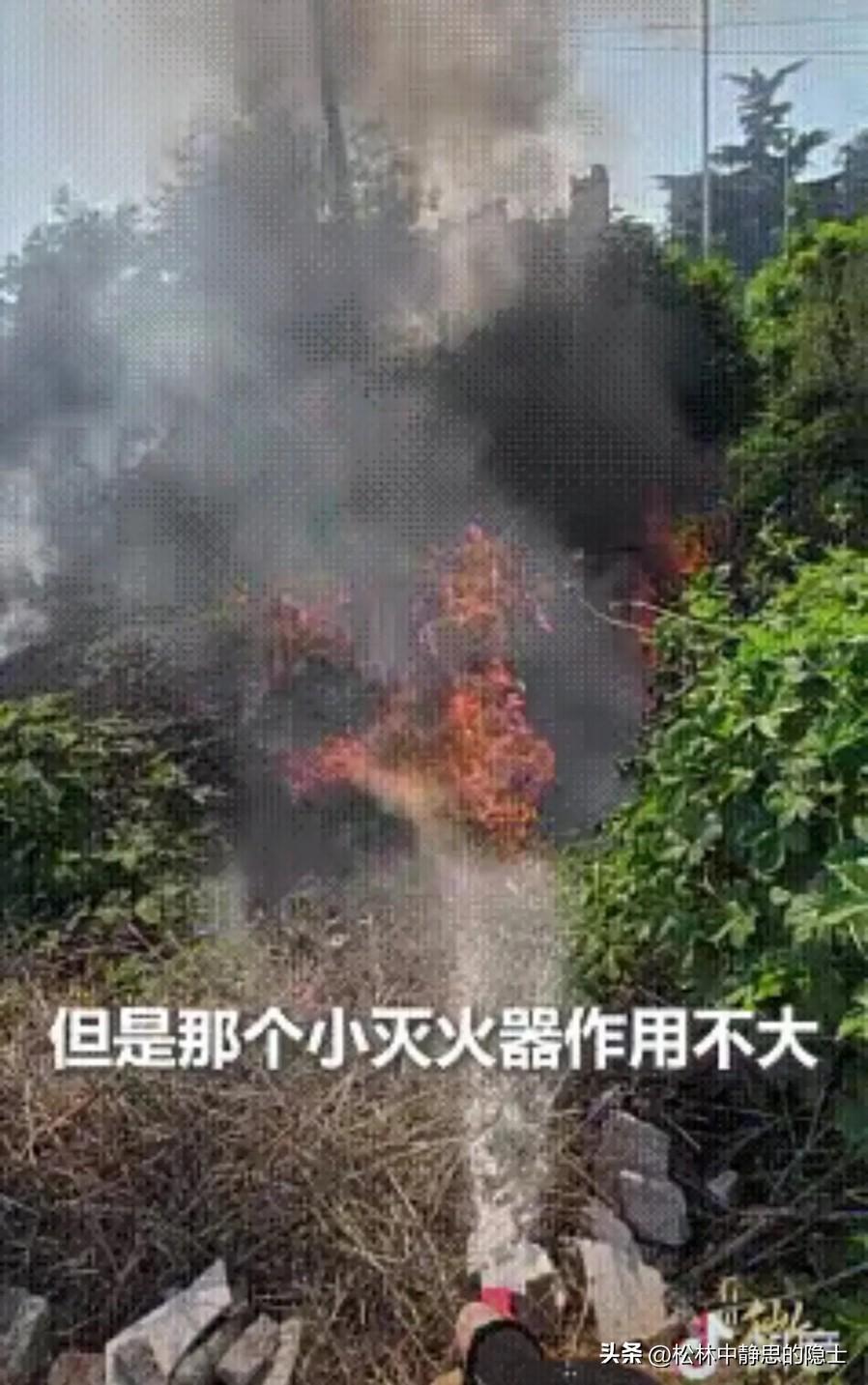 上人民日报了！陕西杨凌，19岁外卖员李傲送餐途中，看见前方农田蹿起火苗，滚滚黑烟