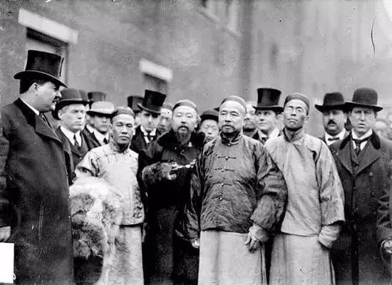 保路运动发生后，新任四川总督端方率湖北新军进川弹压。一天夜里，新军突然哗变，将端