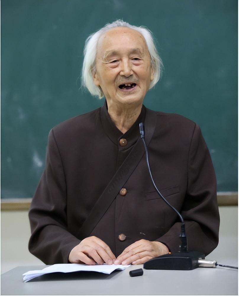 四川85岁空巢老人当裸模，妻子儿子双双自杀，儿女彻底跟他决裂，还说：死了都不给他