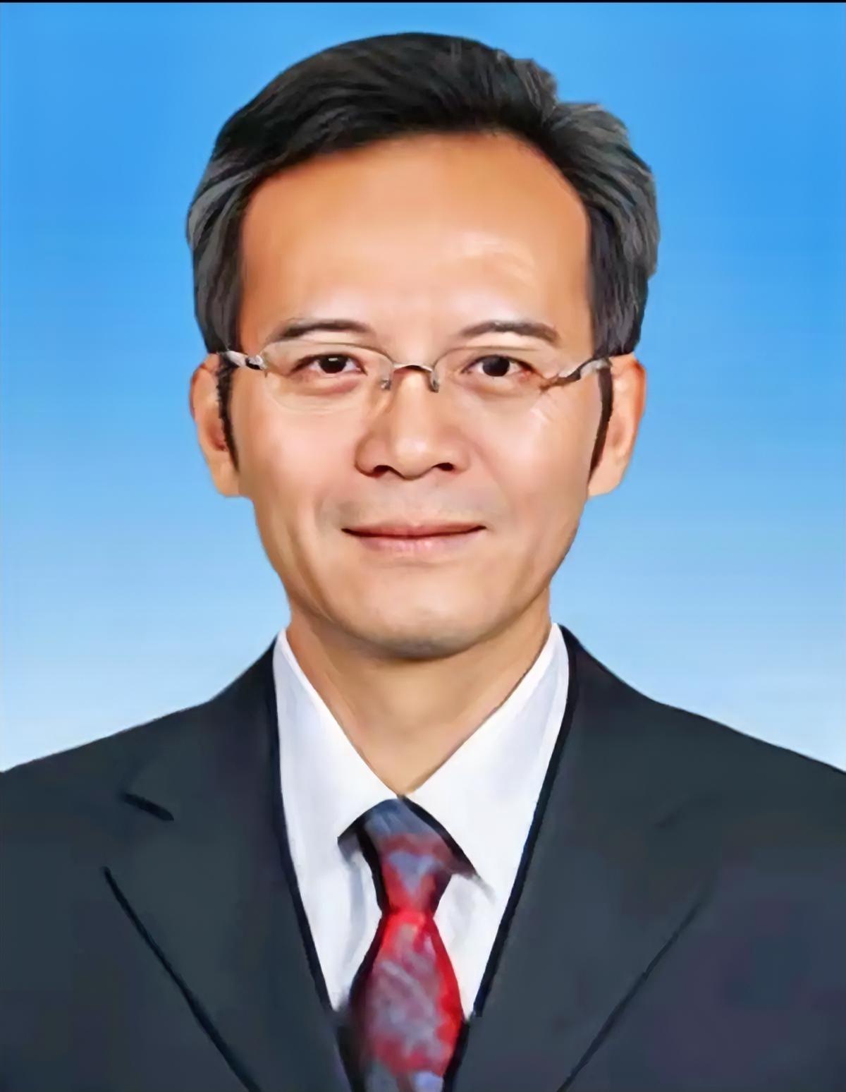 静默的实验室里，他守着核弹头的老化数据；热搜榜单上，连名字都搜不到；可没有他，有