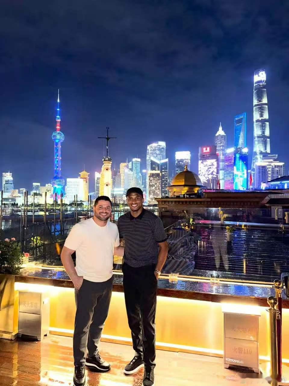 米玩玩不踢球到处跑到处玩，近千万年薪一分不少，下面图片是米内罗与他的经纪人的合影