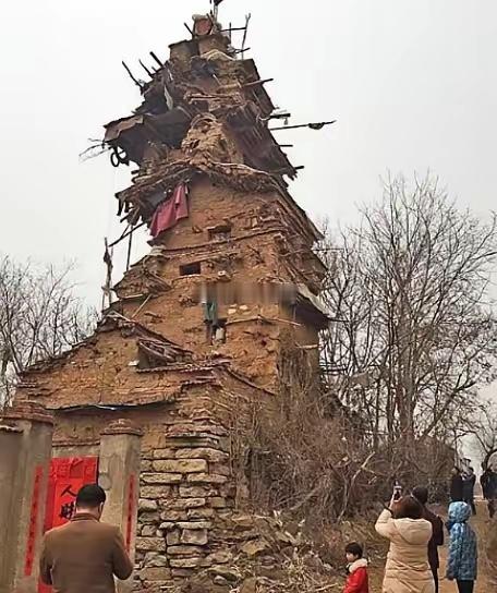 看哭！山东精神病患者胡光州为等离世弟弟回家，徒手捡废料盖起 "七层小楼"，守着承