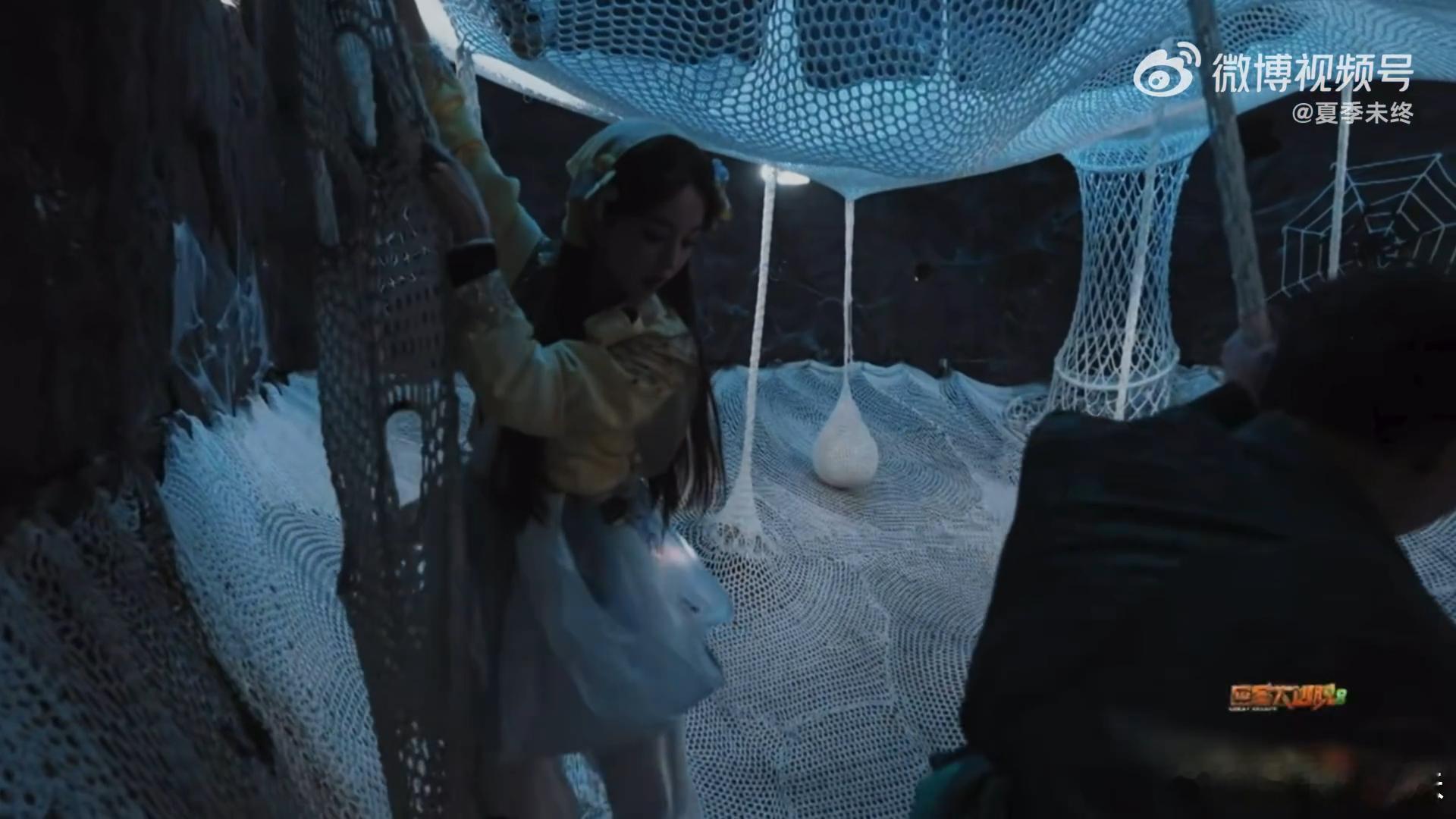 娜扎不要许凯接娜扎躲开了许凯伸出的援手转盘名场面太有梗，娜扎在上面原地打转下不来