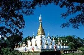 七律·盈江允燕佛塔
盈江圣境瑞光浮，
允燕灵塔立古丘。
宝顶冲霄含浩气，
莲台映