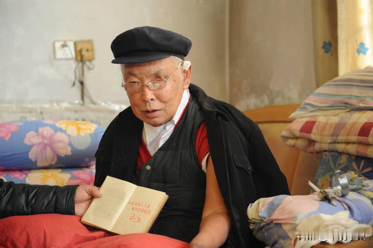 [太阳]1956年，经历过长津湖战役的朱彦夫瞎了一只眼、四肢被截肢后回到老家，可