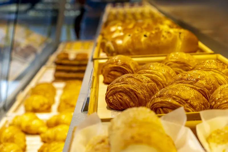 一条吐司128元，有人排队5小时，35元1个面包被年轻人疯抢，黄牛代购贵价面包成