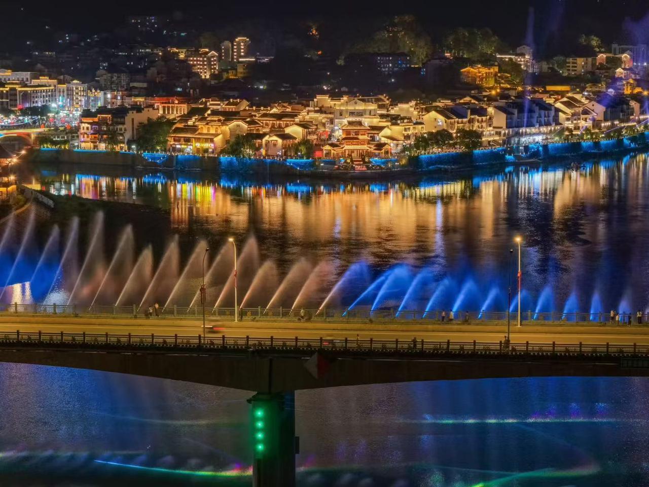 晒图笔记大赛家乡夜景美不美？一个坐落在江边的千年古城