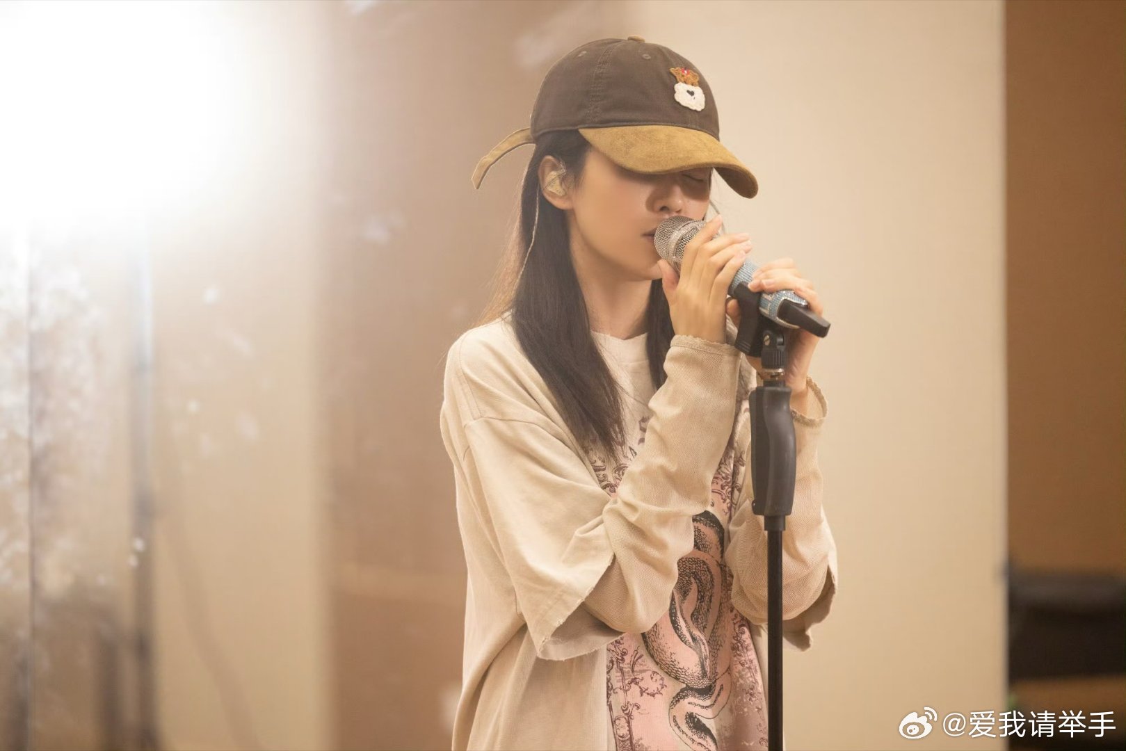 白鹿音乐会彩排现场氛围感拉满，白鹿还在线和鹿茸互动抽查新歌进度，看得出来既期待又