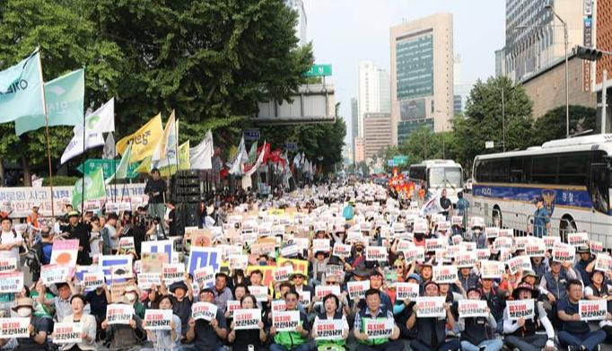 某些美国华人是不是膝盖跪软了，硬不起来了？


他们指责中国人自以为是，说韩国人