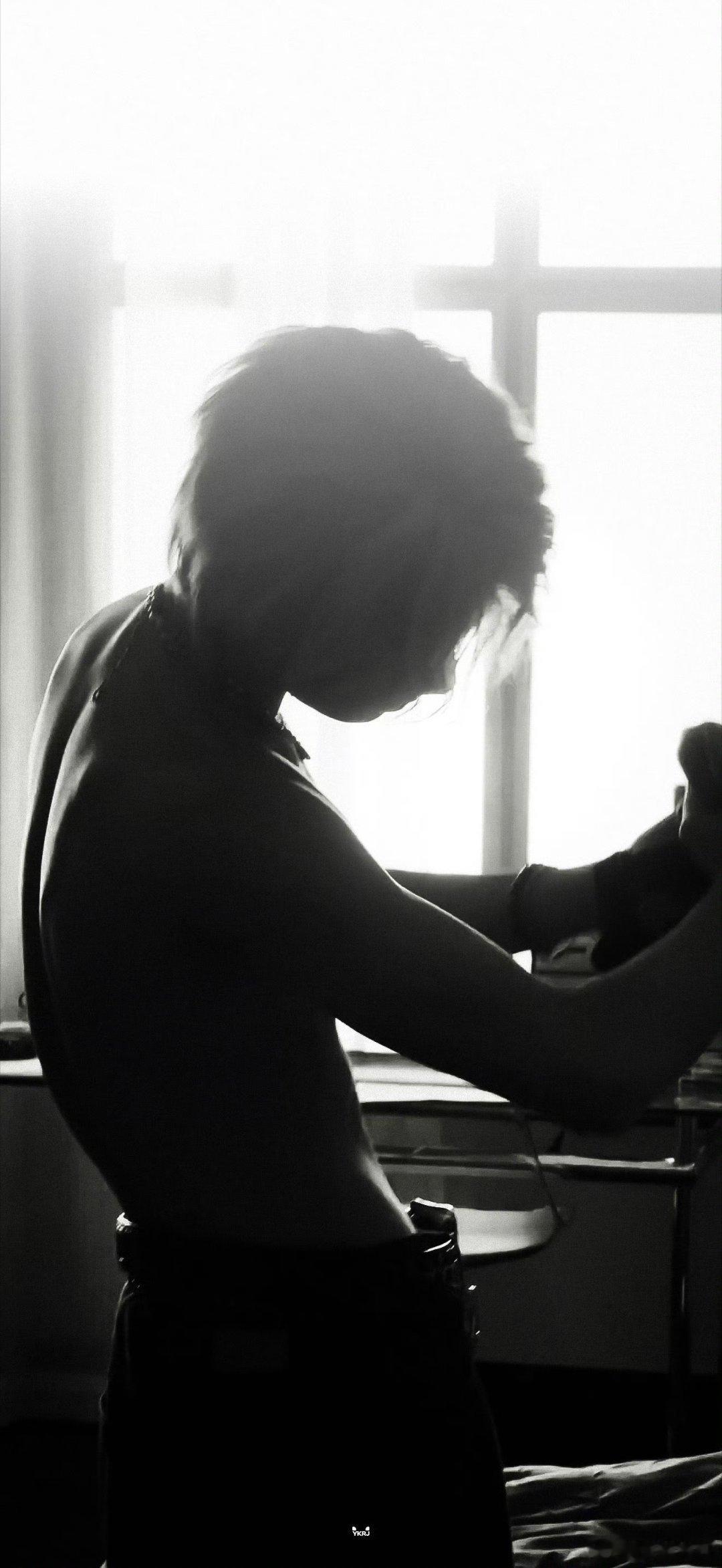 张真源发裸上身照谁懂啊！张真源这造型简直帅到犯规！这身材也太完美了吧！看得人忍不