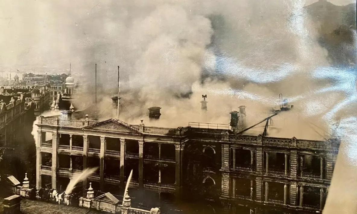 1926年1月1日早上8点，香港大酒店发生火灾，原因是香港大酒店正门的一架电梯突