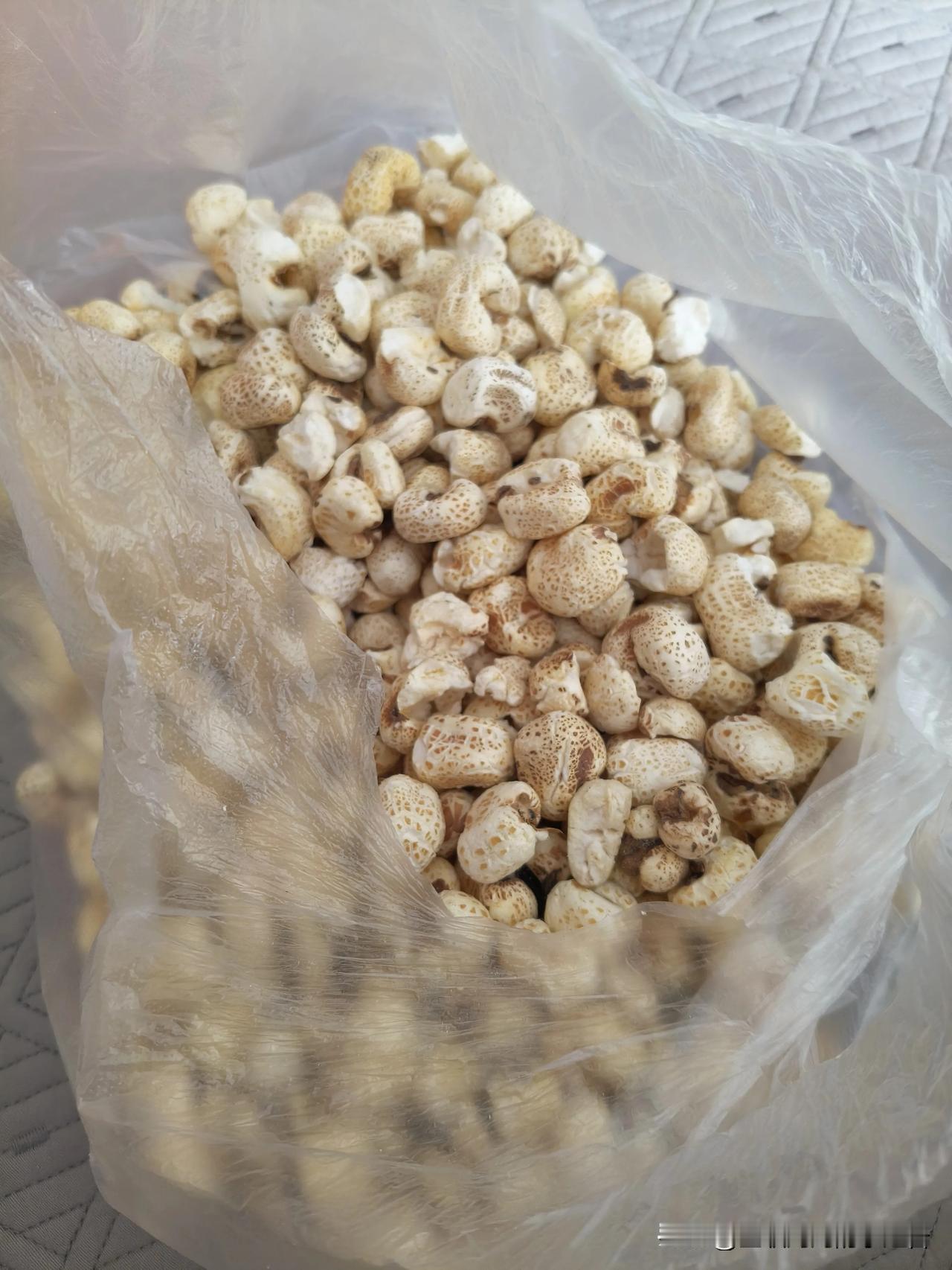 以前小时候能吃到爆米花，
简直幸福的可以快乐好久好久…

小时候家里穷，
没钱买