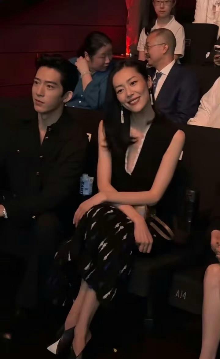 刘雯
井柏然和刘雯低调现身李荣浩演唱会包厢，却被李荣浩当场点名，并当着全场观众的