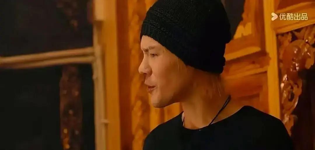 这一幕简直是荒诞现实主义的巅峰。
 
含着金汤匙出生的向佐，穿着高定西装，对着镜