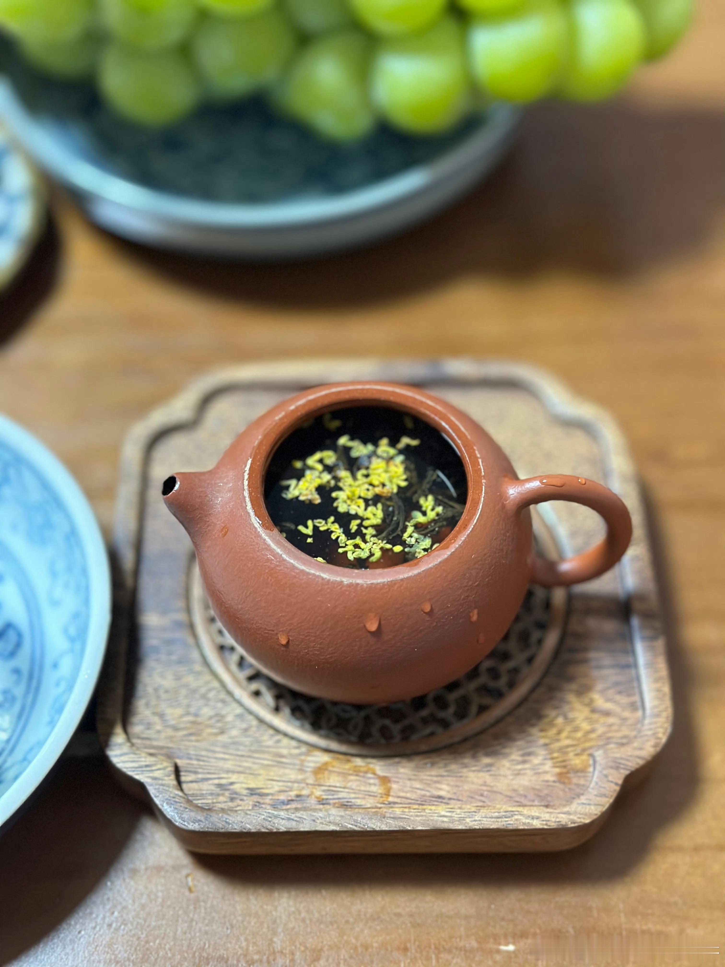 #诗歌[超话]##诗词##推文##诗词歌赋##文学##我靜坐於窗前，手中捧著一杯