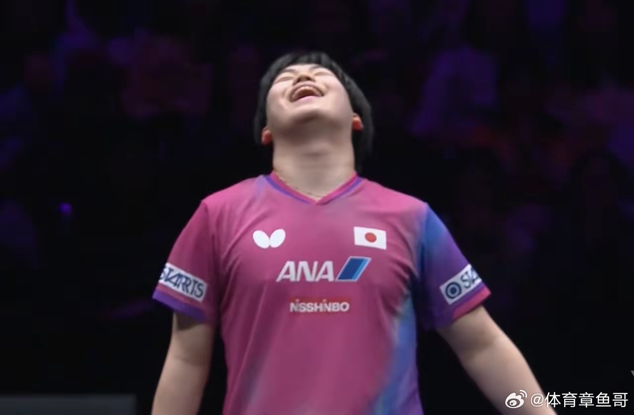 那个曾经被王楚钦打得赛后爆哭的松岛辉空，今天赢了后的笑容真藏不住了……王楚钦2比